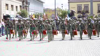 Esta mañana se llevó a cabo el desfile Cívico Militar, en conmemoración de la Independencia de México; cientos de familias duranguenses se dieron cita para ver los contingentes que formaban parte de esta atracción.