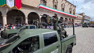 Esta mañana se llevó a cabo el desfile Cívico Militar, en conmemoración de la Independencia de México; cientos de familias duranguenses se dieron cita para ver los contingentes que formaban parte de esta atracción.