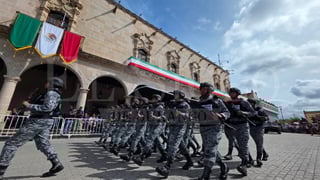 Esta mañana se llevó a cabo el desfile Cívico Militar, en conmemoración de la Independencia de México; cientos de familias duranguenses se dieron cita para ver los contingentes que formaban parte de esta atracción.