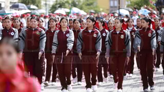 Esta mañana se llevó a cabo el desfile Cívico Militar, en conmemoración de la Independencia de México; cientos de familias duranguenses se dieron cita para ver los contingentes que formaban parte de esta atracción.