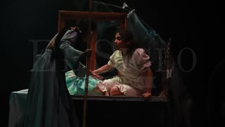 La compañía duranguense Teatro Cuerda Floja presentó este miércoles la penúltima función de “El pozo de los mil demonios”, una obra inspirada en el texto original de la dramaturga Maribel Carrasco, considerada una de las más significativas en su trayectoria. El montaje se llevó a cabo en el Teatro de la Juventud, ubicado al interior del Parque Guadiana, donde a lo largo de la semana se ofrecieron varias funciones con gran interés por el público.
