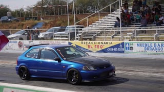 El debut del club automotriz femenino reunió camionetas clásicas y modernas, música en vivo y un ambiente familiar.