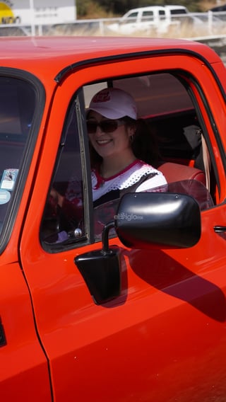El debut del club automotriz femenino reunió camionetas clásicas y modernas, música en vivo y un ambiente familiar.