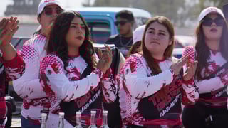 El debut del club automotriz femenino reunió camionetas clásicas y modernas, música en vivo y un ambiente familiar.