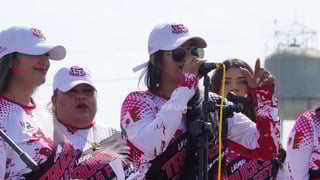 El debut del club automotriz femenino reunió camionetas clásicas y modernas, música en vivo y un ambiente familiar.