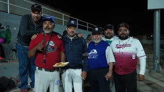 La convivencia de Slow Pitch amistoso en la cancha del Carita Medina dejó imágenes llenas de sonrisas, batazos y camaradería, un reflejo de cómo el deporte se convierte en punto de encuentro y celebración comunitaria.
