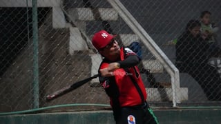 La convivencia de Slow Pitch amistoso en la cancha del Carita Medina dejó imágenes llenas de sonrisas, batazos y camaradería, un reflejo de cómo el deporte se convierte en punto de encuentro y celebración comunitaria.