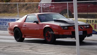 El rugido de los motores volvió a encender la pista del Autódromo Durango este domingo 14 de diciembre con la segunda jornada del Campeonato Bracket 1/8 de milla. Desde el mediodía, pilotos locales y foráneos se enfrentaron en duelos de aceleración que dejaron milésimas de diferencia y grandes postales para la afición. La adrenalina, la precisión y la potencia marcaron una jornada vibrante que cerró el fin de semana con espectáculo y emoción.