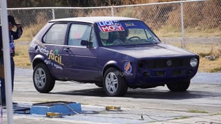 El rugido de los motores volvió a encender la pista del Autódromo Durango este domingo 14 de diciembre con la segunda jornada del Campeonato Bracket 1/8 de milla. Desde el mediodía, pilotos locales y foráneos se enfrentaron en duelos de aceleración que dejaron milésimas de diferencia y grandes postales para la afición. La adrenalina, la precisión y la potencia marcaron una jornada vibrante que cerró el fin de semana con espectáculo y emoción.