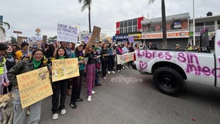 Cerca de las 6 de la tarde, múltiples mujeres ya se encuentran listas en la calle 20 de noviembre para marchar.
