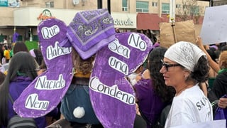 Cerca de las 6 de la tarde, múltiples mujeres ya se encuentran listas en la calle 20 de noviembre para marchar.