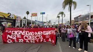Cerca de las 6 de la tarde, múltiples mujeres ya se encuentran listas en la calle 20 de noviembre para marchar.