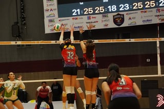 Las coterráneas sostuvieron el ritmo en los momentos decisivos y resolvieron el duelo con control en el set definitivo.