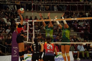 Las coterráneas sostuvieron el ritmo en los momentos decisivos y resolvieron el duelo con control en el set definitivo.