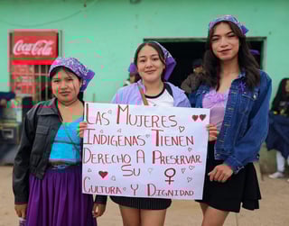 Mujeres de zonas indígenas de Durango marchan por el 8M
