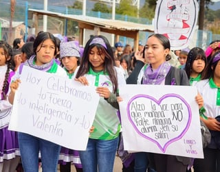 Mujeres de zonas indígenas de Durango marchan por el 8M