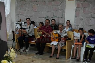 La Colonia Juan Lira Bracho marcó este 5 de abril el 40 aniversario luctuoso de Juan Lira Bracho con una misa en el Templo de Santa Cecilia, en una jornada que también coincidió con las cuatro décadas de la fundación del asentamiento creado en 1986 y que, desde entonces, ha sostenido en su nombre y en su historia un punto de identidad y cohesión para la zona oriente de Durango.