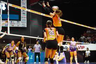 Coronelas de Durango disputa en este momento el segundo juego de la final de la Liga de Voleibol Profesional en un Auditorio del Pueblo a reventar, sosteniendo su condición de invictas ante unas Tapatías que buscan forzar el tercer duelo; la tensión, el ritmo alto y cada punto peleado reflejan el pulso de una serie que podría coronar hoy mismo a las duranguenses.