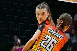 Coronelas de Durango disputa en este momento el segundo juego de la final de la Liga de Voleibol Profesional en un Auditorio del Pueblo a reventar, sosteniendo su condición de invictas ante unas Tapatías que buscan forzar el tercer duelo; la tensión, el ritmo alto y cada punto peleado reflejan el pulso de una serie que podría coronar hoy mismo a las duranguenses.