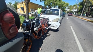 'Carambola' en bulevar Dolores del Río deja con lesiones a un motociclista