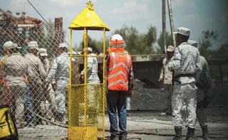 Con jaula, alistan rescate de mineros atrapados en pozo en Coahuila