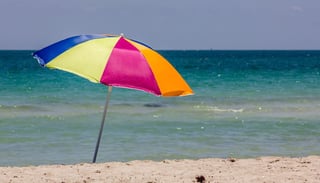 Sombrilla arrastrada por el viento acaba con la vida de una mujer en la playa   
