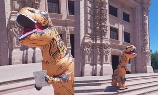 VIRAL: Joven de Saltillo recibe su título profesional vestido como dinosaurio 
