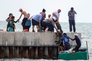 EUA detiene a 187 migrantes cubanos que llegaron en barcos a Florida