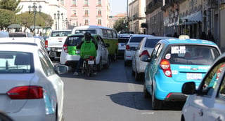 Replaqueo permitirá encontrar taxis 'que andan por la libre' en Durango: Héctor Vela 