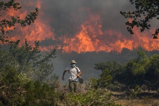 Se desploma un avión hidrante que combatía incendio en Grecia 