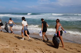 Miles de voluntarios se despliegan en Puerto Rico para recoger toneladas de basura