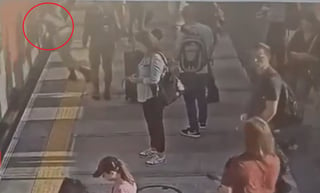 VIDEO: Joven se desmaya y muere al caer a las vías del tren