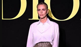 Charlize Theron derrochó glamour durante la Semana de la Moda de París