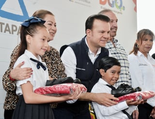 Esteban y Lety les suman calzado a alumnos de Gómez Palacio 