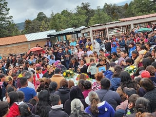 El Salto despide con un homenaje a familia fallecida en incendio