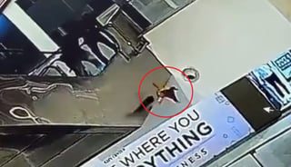 VIDEO: Niño cae desde el tercer piso de un centro comercial 