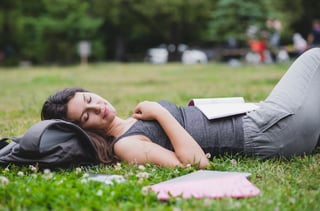 Descansar un tiempo extra el fin de semana ayuda a combatir el estrés