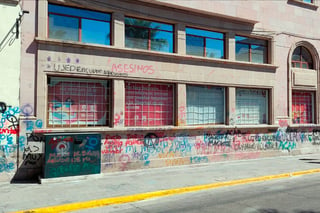 A casi un mes, se mantienen pintas del 8M en el Centro Histórico