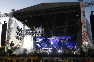 Carlos Rivera emociona a miles de laguneros en la Plaza Mayor