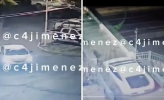 Cámaras captan como se quedó atorado automóvil en puente peatonal | VIDEO