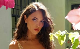 Eiza González impacta con vestido rojo satinado