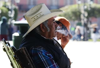 Fumar te puede hacer sentir más cansado, afirman expertos en salud