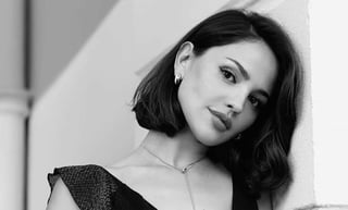 Eiza González luce hermoso vestido nude con abertura y drapeado