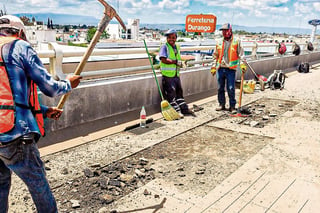 A casi 2 años de que se entregó, dan mantenimiento a puente 'Francisco Villa'