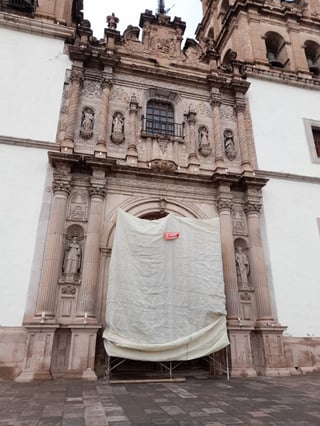 Casi lista, restauración de la puerta dañada de Catedral 