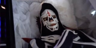 Triple A 'revive' a La Parka en 'homenaje' | VIDEO