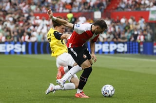 'Santi' Giménez es baja del Feyenoord por lesión 