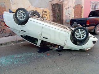 Choque-volcadura en Zona Centro de Durango deja cuantiosos daños materiales 