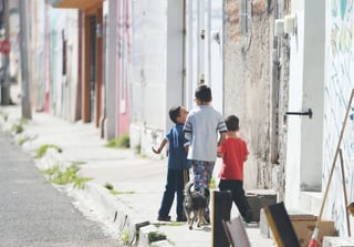 Dectan a niños pasan horas solos en su casa, en Durango 