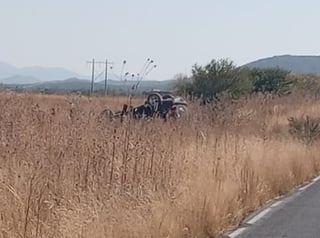 Vuelca camioneta por la carretera Francisco Zarco 